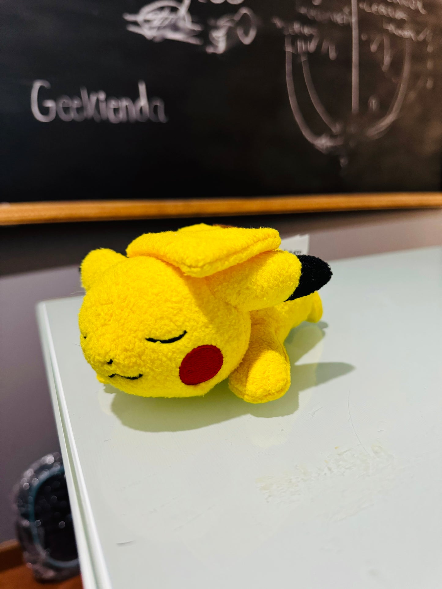 .Geekienda - Pokémon peluche pikachu durmiendo - anime