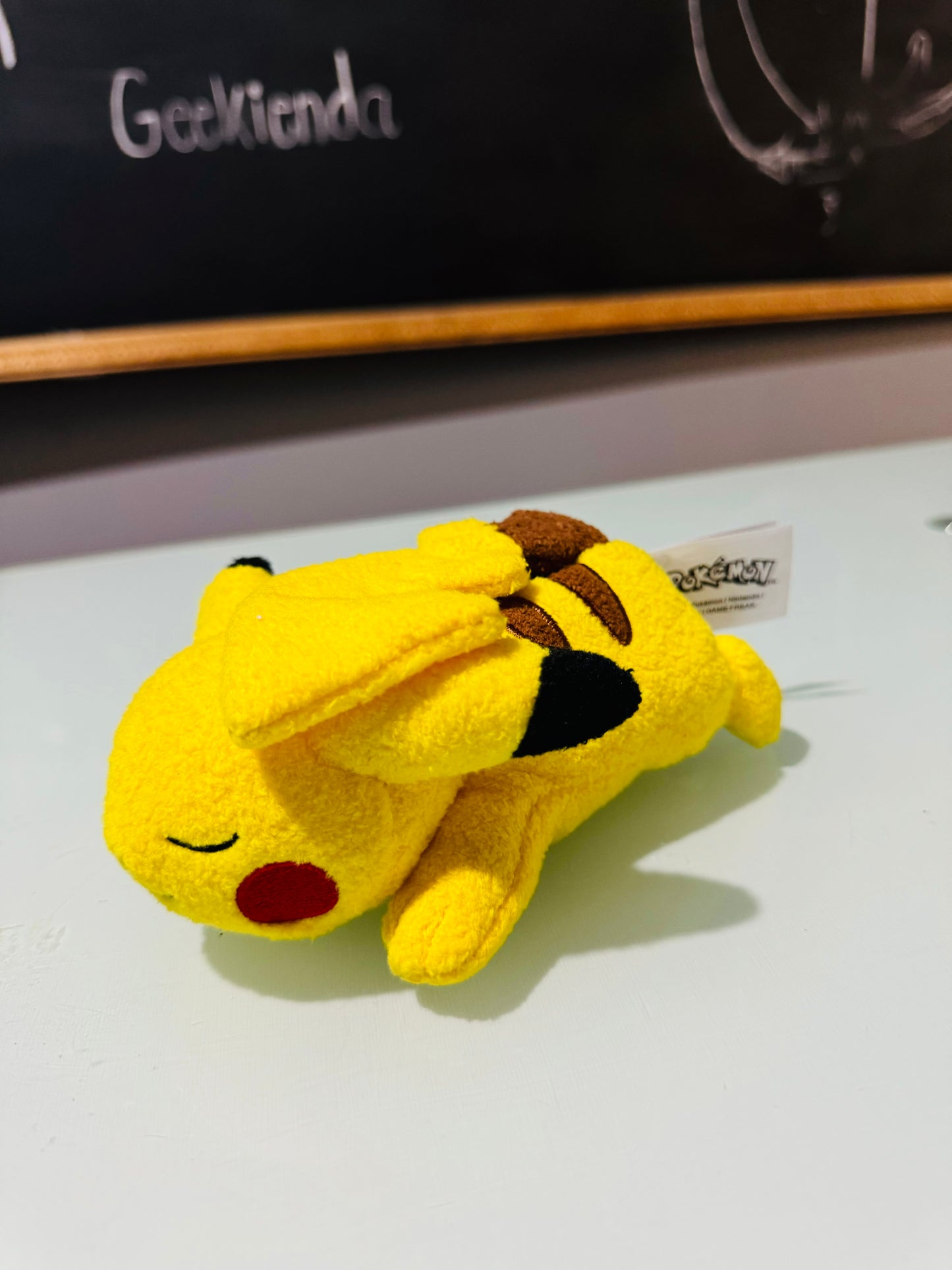 .Geekienda - Pokémon peluche pikachu durmiendo - anime